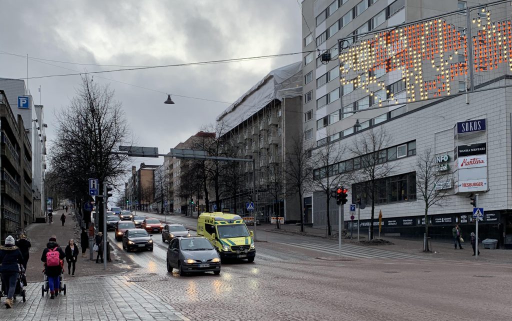 Autoja ajamassa Vesijärventiellä sateisessa säässä