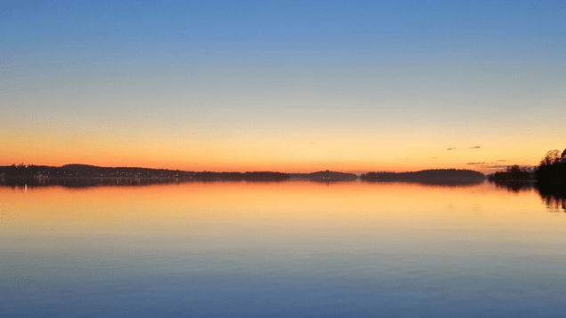 auringonlasku järven yllä